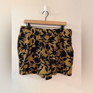 NWT Nine West Mustard Yellow & Black Floral Pull On Mid Rise Shorts - Size Large
